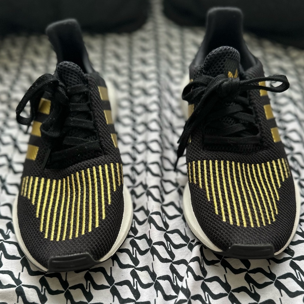 Adidas Swift run Black and Gold running shoes size 7.5